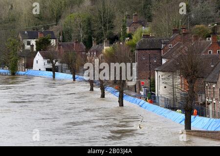 Ironbridge, Shropshire, Großbritannien. 18. Februar 2020 Hochwasser-Schutzbarrieren des Umweltbundesministeriums halten den Fluss Severn davon ab, den Wharfage in Ironbridge zu überfluten. Einige Bewohner wurden aus diesem Flussabschnitt evakuiert. Quelle: David Bagnall Hochwasserschutzverteidigung überflutet die Flüsse Großbritannien Stockfoto