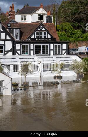 Überschwemmung des River Severn in Shrewsbury, Großbritannien. Flooding The Boathouse Pub. Stockfoto