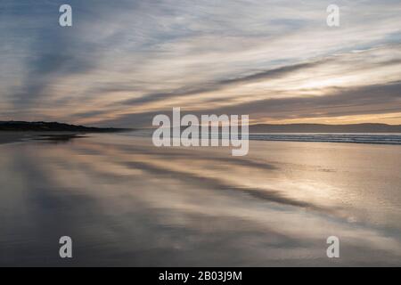 Sonnenuntergang am Gwithian Beach im Norden Cornwalls, Großbritannien Stockfoto