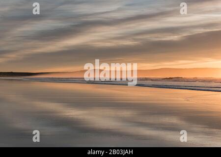 Sonnenuntergang am Gwithian Beach im Norden Cornwalls, Großbritannien Stockfoto