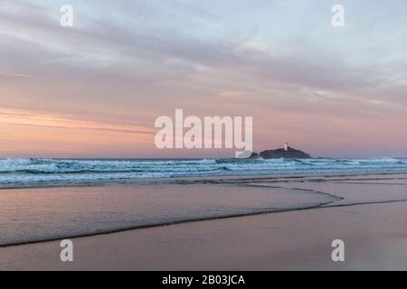 Sonnenuntergang am Gwithian Beach im Norden Cornwalls, Großbritannien Stockfoto