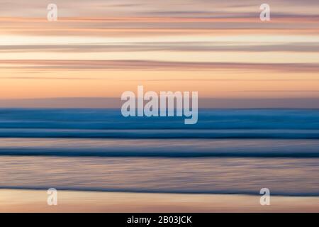 Absichtliche Kamerafunktion, die bei einem Sonnenuntergang in Godrevy Beach, Cornwall verwendet wurde, um einen verschwommenen, mehrschichtigen Look zu erzeugen Stockfoto