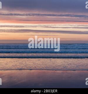 Sonnenuntergang am Gwithian Beach im Norden Cornwalls, Großbritannien Stockfoto