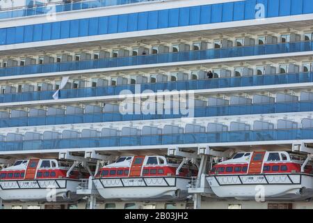 Yokohama, Japan. Februar 2020. Das unter Quarantäne gestellte Kreuzfahrtschiff Diamond Princess Anker am Daikoku Pier Cruise Terminal in Yokohama südlich von Tokio. Der japanische Gesundheitsminister Katsunobu Kato sagte während einer Pressekonferenz am Dienstag, dass Menschen an Bord, die negativ auf das neue Coronavirus testen, ab Mittwoch aussteigen würden. Etwa 3200 Passagiere und Besatzung bleiben auf einer gesperrten Bootstour, die am Hafen von Yokohama angedockt ist. Credit: Rodrigo Reyes Marin/ZUMA Wire/Alamy Live News Stockfoto