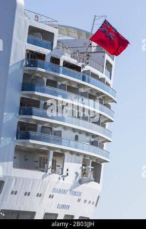 Yokohama, Japan. Februar 2020. Das unter Quarantäne gestellte Kreuzfahrtschiff Diamond Princess Anker am Daikoku Pier Cruise Terminal in Yokohama südlich von Tokio. Der japanische Gesundheitsminister Katsunobu Kato sagte während einer Pressekonferenz am Dienstag, dass Menschen an Bord, die negativ auf das neue Coronavirus testen, ab Mittwoch aussteigen würden. Etwa 3200 Passagiere und Besatzung bleiben auf einer gesperrten Bootstour, die am Hafen von Yokohama angedockt ist. Credit: Rodrigo Reyes Marin/ZUMA Wire/Alamy Live News Stockfoto