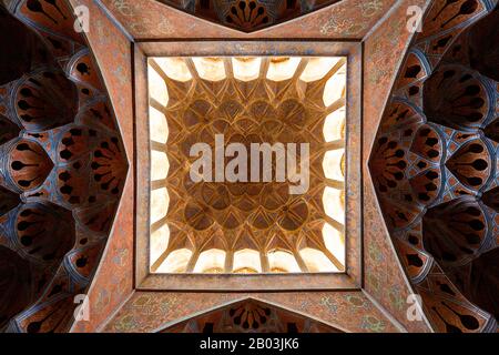 Decke des Musikraums im Palast Ali Qapu, am Naqsh-e Jahan, Imam-Platz, Isfahan, Iran Stockfoto