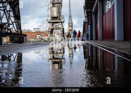 Bristol, Großbritannien. April 2020. Reflexionen in Pfütze vor dem MShed Museum in der Folge von Storm Dennis. Stockfoto