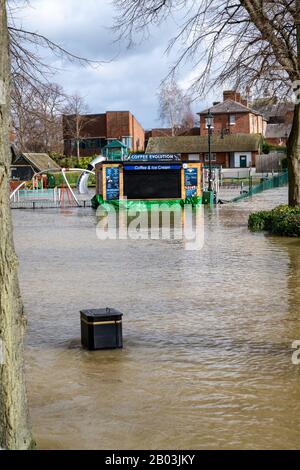 Überschwemmung des River Severn in Shrewsbury, Großbritannien. Flutung des Quarry Park, eines Spielbereichs für Kinder und Des Boathouse Pub. Stockfoto