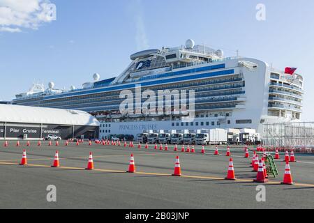 Yokohama, Japan. Februar 2020. Das unter Quarantäne gestellte Kreuzfahrtschiff Diamond Princess Anker am Daikoku Pier Cruise Terminal in Yokohama südlich von Tokio. Der japanische Gesundheitsminister Katsunobu Kato sagte während einer Pressekonferenz am Dienstag, dass Menschen an Bord, die negativ auf das neue Coronavirus testen, ab Mittwoch aussteigen würden. Etwa 3200 Passagiere und Besatzung bleiben auf einer gesperrten Bootstour, die am Hafen von Yokohama angedockt ist. Credit: Rodrigo Reyes Marin/ZUMA Wire/Alamy Live News Stockfoto