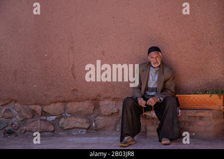 Älterer Mann im Dorf Abyaneh, Iran Stockfoto