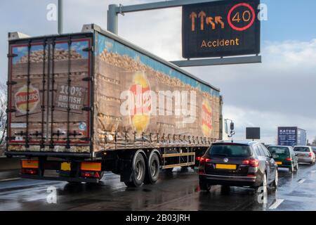 Wegen eines Unfalls bei schlechten Fahrbedingungen sind die Fahrspuren auf der M nach Süden gesperrt! Autobahn in Derbyshire UK während des Sturms Dennis am 16/2/2020. Stockfoto