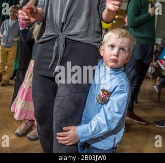 Kleiner Junge, der sich beim Tanzen an die Mutter hält, Reykjavik, Island Stockfoto