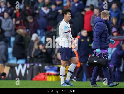 Birmingham, Großbritannien. Februar 2020. Son Heung-Min von Tottenham Hotspur hält sich beim Premier-League-Spiel zwischen Aston Villa und Tottenham Hotspur in Villa Park, Birmingham, England am 16. Februar 2020 den Arm. Foto von Andy Rowland. Kredit: Prime Media Images/Alamy Live News Stockfoto