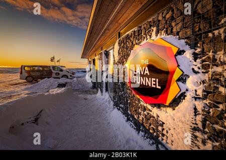 Raufarholshellir Lava Tunnel, Island. Eine der längsten Lavaröhren in der Nähe von Reykjavik, Island Stockfoto