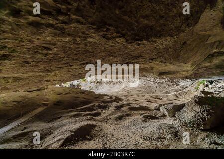 Öffnung der riesigen Mylodon Cave (Cueva del Milodon Natural Monument), einer führenden Attraktion in der Natales Region, Patagonien, Südchile Stockfoto