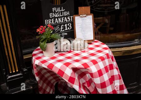 Englischsprachliches Menü vor dem Café Stockfoto