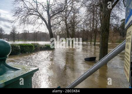 Überschwemmung des River Severn in Shrewsbury, Großbritannien. Flutung des Quarry Park, eines Spielbereichs für Kinder und Des Boathouse Pub. Stockfoto