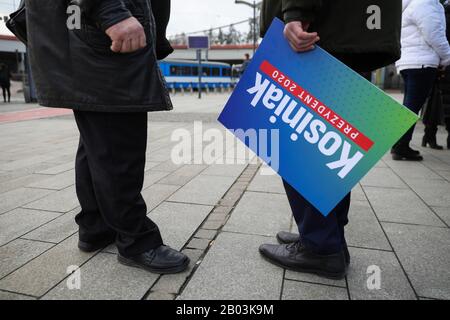 Februar 2020 starteten Krakow, Kleinpolen, Polen: Wahlplakat von Wladyslaw Kosiniak-Kamysz während Kampagnen..Wladyslaw Kosiniak-Kamysz, Führer der PSL (Polskie Stronnictwo Ludowe, übersetzt als polnische Volkspartei) Zentrum, agrarischer, christlich-demokratischer Politiker und Präsidentschaftskandidat vor den Präsidentschaftswahlen in Polen. (Bild: © Filip Radwanski/SOPA Bilder über ZUMA Draht) Stockfoto