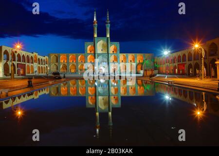 Chakhmaq-Moschee und ihre Reflexion im Pool, in der Dämmerung, in Yazd, Iran Stockfoto