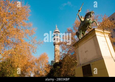 Santiago, Region Metropolitana, Chile - Entel Kommunikationsturm und General San martin Denkmal an der Alameda Avenue. Stockfoto