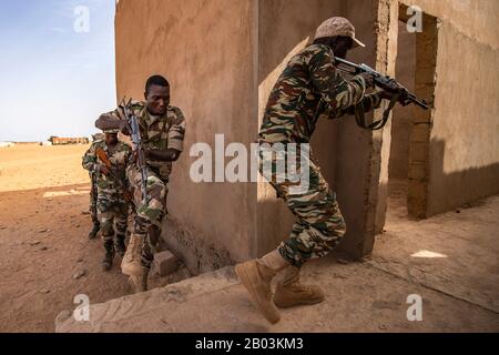 Soldaten mit den Niger-Streitkräften während einer kleinen Einheitentaktik- und Einsatzausbildung, die von der U.S. Air Force 409th Expeditionary Security Forces Squadron Forces auf der nigerianischen Luftbasis 201. 10. Juli 2019 in Agadez, Niger, unterrichtet wurde. Der achtwöchige Kurs soll die Streitkräfte des Niger besser auf die Bekämpfung gewalttätiger extremistischer Organisationen in der Region vorbereiten. Stockfoto