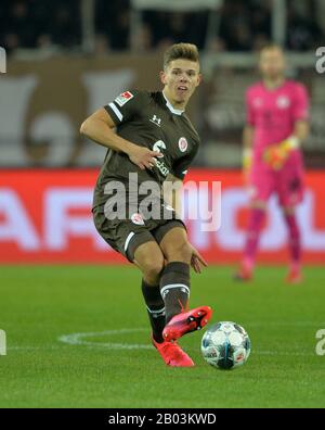 Hamburg, Deutschland. Februar 2020. Leo Oestigard (vñstigard, PAULI), Fußball 2.Bundesliga, 22.Spieltag, Spieltag22, FC St. Pauli Hamburg (Pauli) - Dynamo Dresden (DD) 0:0, am 14.02.2020 in Hamburg/Deutschland. DFL-BESTIMMUNGEN PROHIBT JEDE VERWENDUNG VON FOTOS ALS BILDSEQUENZEN UND/ODER QUASI-VIDEO. vÇ¬ Nutzung Worldwide Credit: Dpa/Alamy Live News Stockfoto