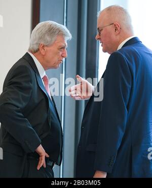 Wiesbaden, Deutschland. Februar 2020. Volker Bouffier (l), Ministerpräsident des Landes Hessen, und Thomas Schäfers (beide CDU), Finanzminister, sprechen sich am Rande der Plenarsitzung des hessischen Landtags an. Credit: Arne Dedert / dpa / Alamy Live News Stockfoto