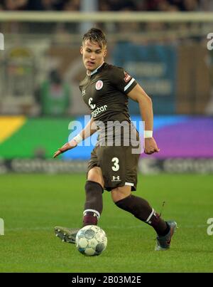 Hamburg, Deutschland. Februar 2020. Leo Oestigard (vñstigard, PAULI), Fußball 2.Bundesliga, 22.Spieltag, Spieltag22, FC St. Pauli Hamburg (Pauli) - Dynamo Dresden (DD) 0:0, am 14.02.2020 in Hamburg/Deutschland. DFL-BESTIMMUNGEN PROHIBT JEDE VERWENDUNG VON FOTOS ALS BILDSEQUENZEN UND/ODER QUASI-VIDEO. vÇ¬ Nutzung Worldwide Credit: Dpa/Alamy Live News Stockfoto