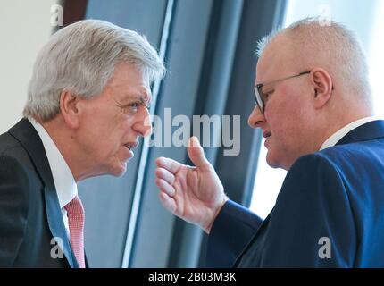 Wiesbaden, Deutschland. Februar 2020. Am Rande der hessischen Landtagssitzung sprechen sich Volker Bouffier (l), Ministerpräsident des Landes Hessen, und Thomas Schäfers (beide CDU), Finanzminister, an. Credit: Arne Dedert / dpa / Alamy Live News Stockfoto