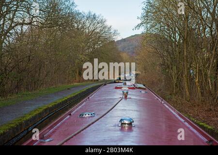 Blick von einem schmalen Boot aus, das in der ländlichen Landschaft auf dem britischen Wasserstraßenkanal unterwegs ist Stockfoto