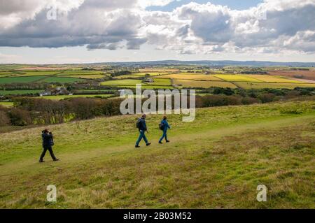 Drei Spaziergänger, die auf Wanderwegen in der Nähe von St Agnes Head an der Heritage Coast in Cornwall, England, spazieren. Stockfoto