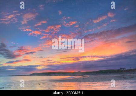 Ein Sonnenuntergang an der Bucht von Skaill in Orkney Stockfoto