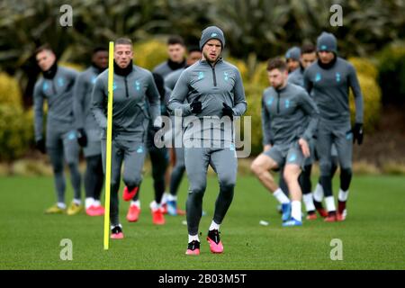 Eric Dier (Center) von Tottenham Hotspur während des Trainings im Tottenham Hotspur Training Center, London. Stockfoto