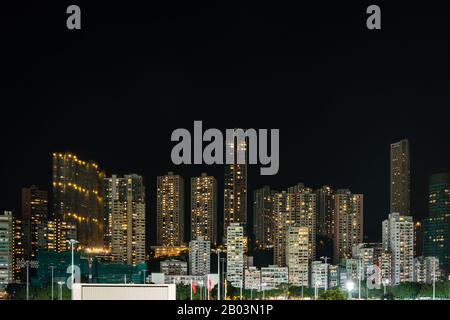 Wolkenkratzergebäude in der Nacht, Skyline Hongkong - Stockfoto