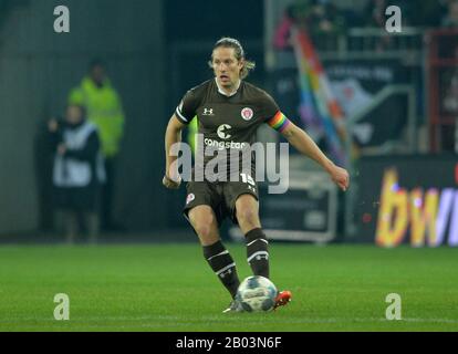 Hamburg, Deutschland. Februar 2020. Daniel BUBALLA (PAULI), Fußball 2.Bundesliga, 22.Spieltag, Spieltag22, FC St. Pauli Hamburg (Pauli) - Dynamo Dresden (DD) 0:0, am 14.02.2020 in Hamburg/Deutschland. DFL-BESTIMMUNGEN PROHIBT JEDE VERWENDUNG VON FOTOS ALS BILDSEQUENZEN UND/ODER QUASI-VIDEO. vǬ Nutzung Worldwide Credit: Dpa/Alamy Live News Stockfoto