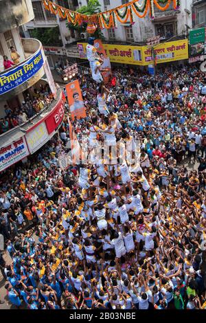 Das Bild der menschlichen Pyramide, die dahi Hanni auf dem Festival in Mumbai, Maharashtra, Indien, zerbricht Stockfoto