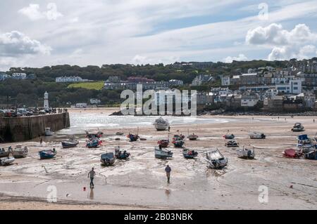 Blick über St Ives in Cornwall bei Ebbe über Harbour Sand in Richtung Smeatons Pier und Porthminster Beach in der Ferne. Stockfoto