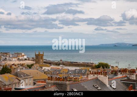 Blick auf St Ives in Cornwall über Harbour Sand und Smeatons Pier bei Ebbe mit St Ives Bay. Stockfoto