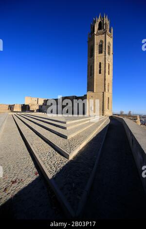 Historisches Zentrum von Lleida in Spanien, Kathedrale, Burg und Festung auf dem Hügel mit Blick auf die moderne Stadt. Stockfoto