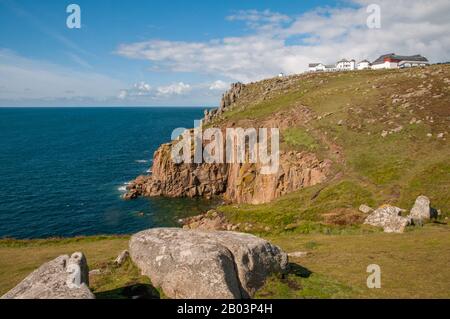 Blick nach Norden über die Klippen der dramatischen Küste von Cornwall zum Land's End Visitors' Center. Stockfoto