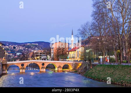 Skyline von Sarajevo im Zwielicht mit gewölbter lateinischer Brücke, Sarajevo, Bosnien und Herzegowina Stockfoto
