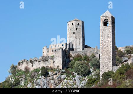 Kirchturm und Wachturm in Pocitelj, Bosnien und Herzegowina Stockfoto