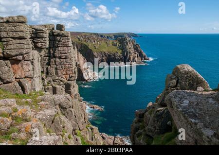 Blick nach Süden entlang der dramatischen Küste von Land's End. Stockfoto