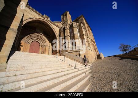 Historisches Zentrum von Lleida in Spanien, Kathedrale, Burg und Festung auf dem Hügel mit Blick auf die moderne Stadt. Stockfoto