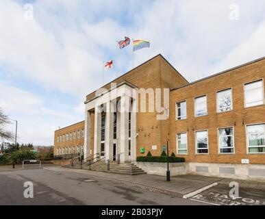 Rugby, Warwickshire, Großbritannien, Februar 2020: Rugby Town Hall, befindet sich auf Evreux Way und enthält die Büros des Rugby Borough Council. Stockfoto