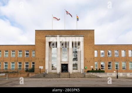 Rugby, Warwickshire, Großbritannien, Februar 2020: Vorderseite auf Ansicht der Rugby Town Hall, die sich auf Evreux Way befindet und die Büros des Rugby Borough Council enthält. Stockfoto