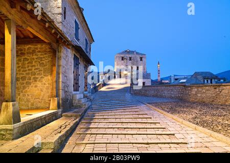 Historische Gebäude und Kopfsteinpflaster, im Morgengrauen, in Mostar, Bosnien und Herzegowina Stockfoto