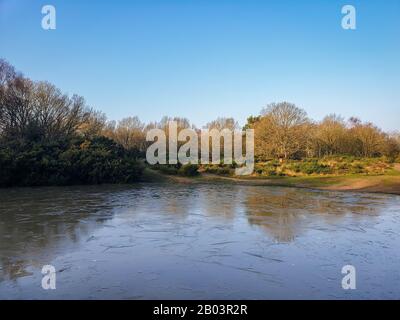 Schöner, szenischer Schuss von einem Icey Pond auf einer ländlichen Heide Stockfoto