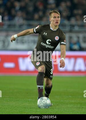 Hamburg, Deutschland. Februar 2020. Leo Oestigard (vñstigard, PAULI), Fußball 2.Bundesliga, 22.Spieltag, Spieltag22, FC St. Pauli Hamburg (Pauli) - Dynamo Dresden (DD) 0:0, am 14.02.2020 in Hamburg/Deutschland. DFL-BESTIMMUNGEN PROHIBT JEDE VERWENDUNG VON FOTOS ALS BILDSEQUENZEN UND/ODER QUASI-VIDEO. vÇ¬ Nutzung Worldwide Credit: Dpa/Alamy Live News Stockfoto