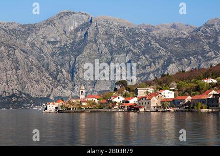 Blick auf Perast, kleine Stadt an der Adria, in der Bucht von Kotor, Montenegro Stockfoto